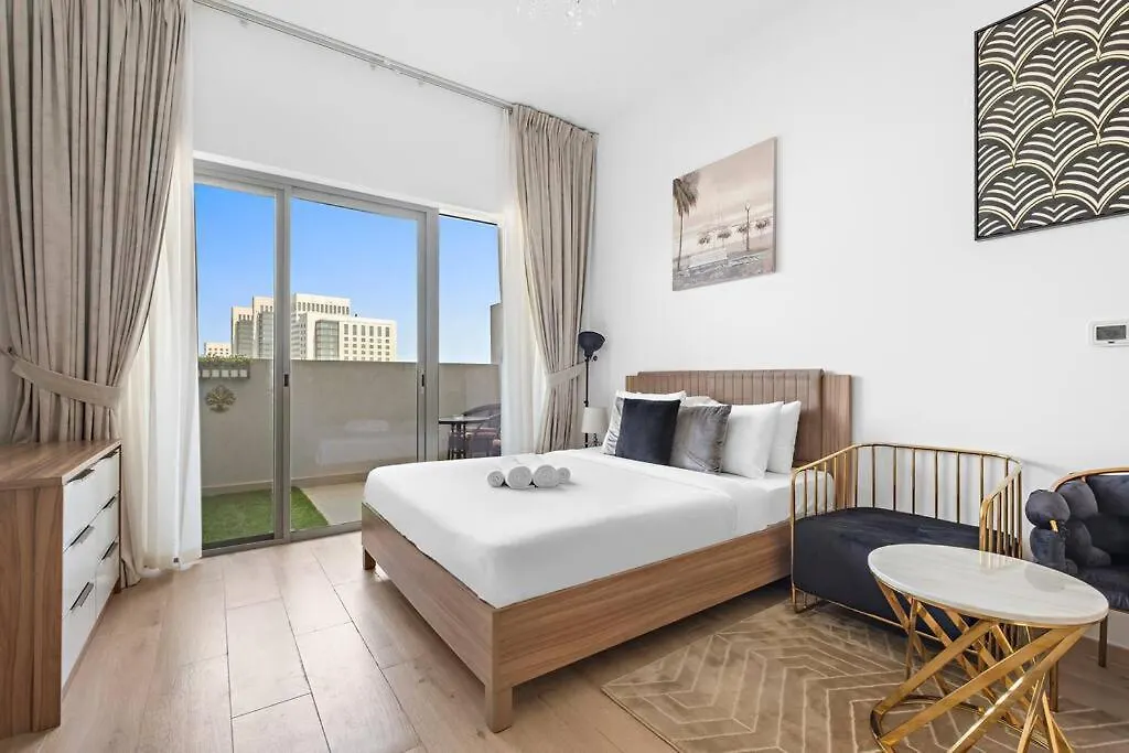 Upmarket Apartment With A Pool, Gym & Private Balcony Dubai