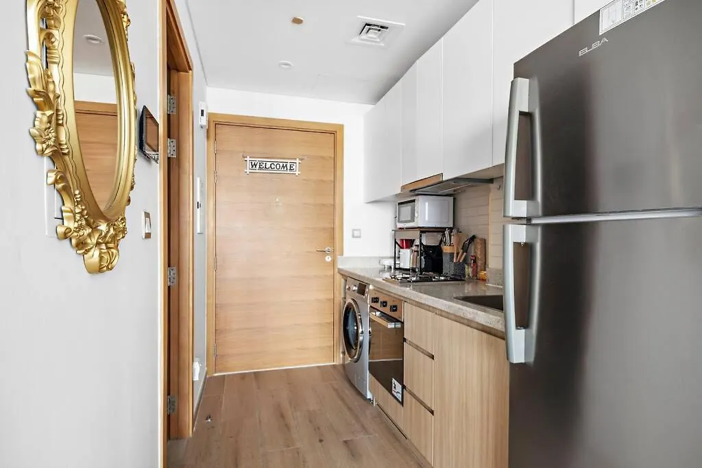 Upmarket Apartment With A Pool, Gym & Private Balcony Dubai