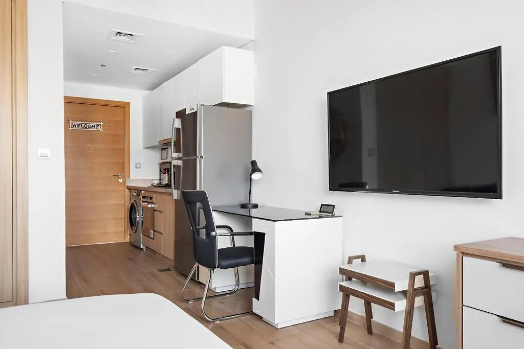 Upmarket Apartment With A Pool, Gym & Private Balcony Dubai