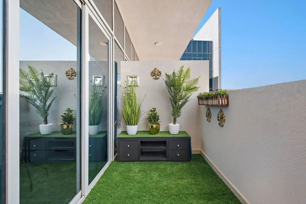 Upmarket Apartment With A Pool, Gym & Private Balcony Dubai