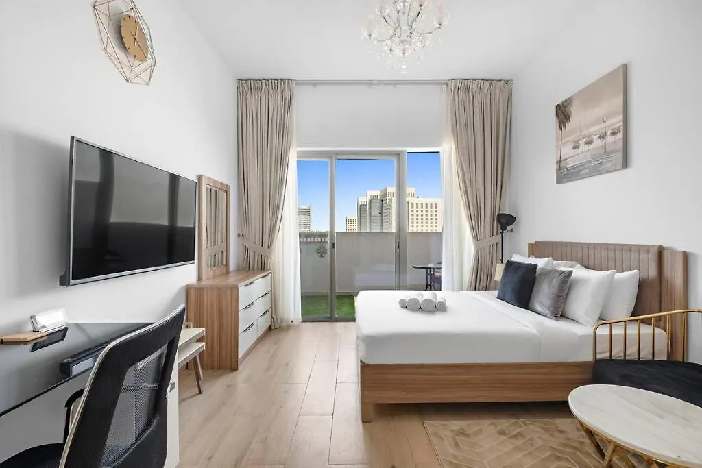 Upmarket Apartment With A Pool, Gym & Private Balcony Dubai